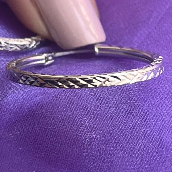 1 inch Diamond-Cut Oval Hoop Earrings in 14K White Gold - Picture 6 of 9